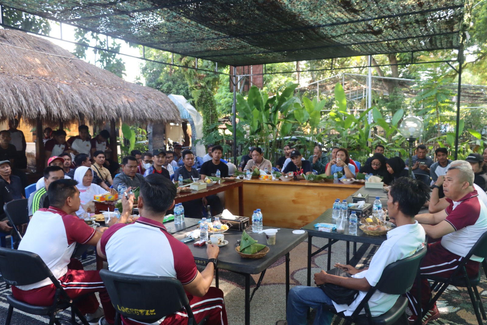 Kapolres Loteng AKBP Iwan Hidayat, SIK saat acara coffe morning bersama awak media se-Lombok Tengah usai kegiatan olahraga bersama di Mapolres, Sabtu (4/5/2024).