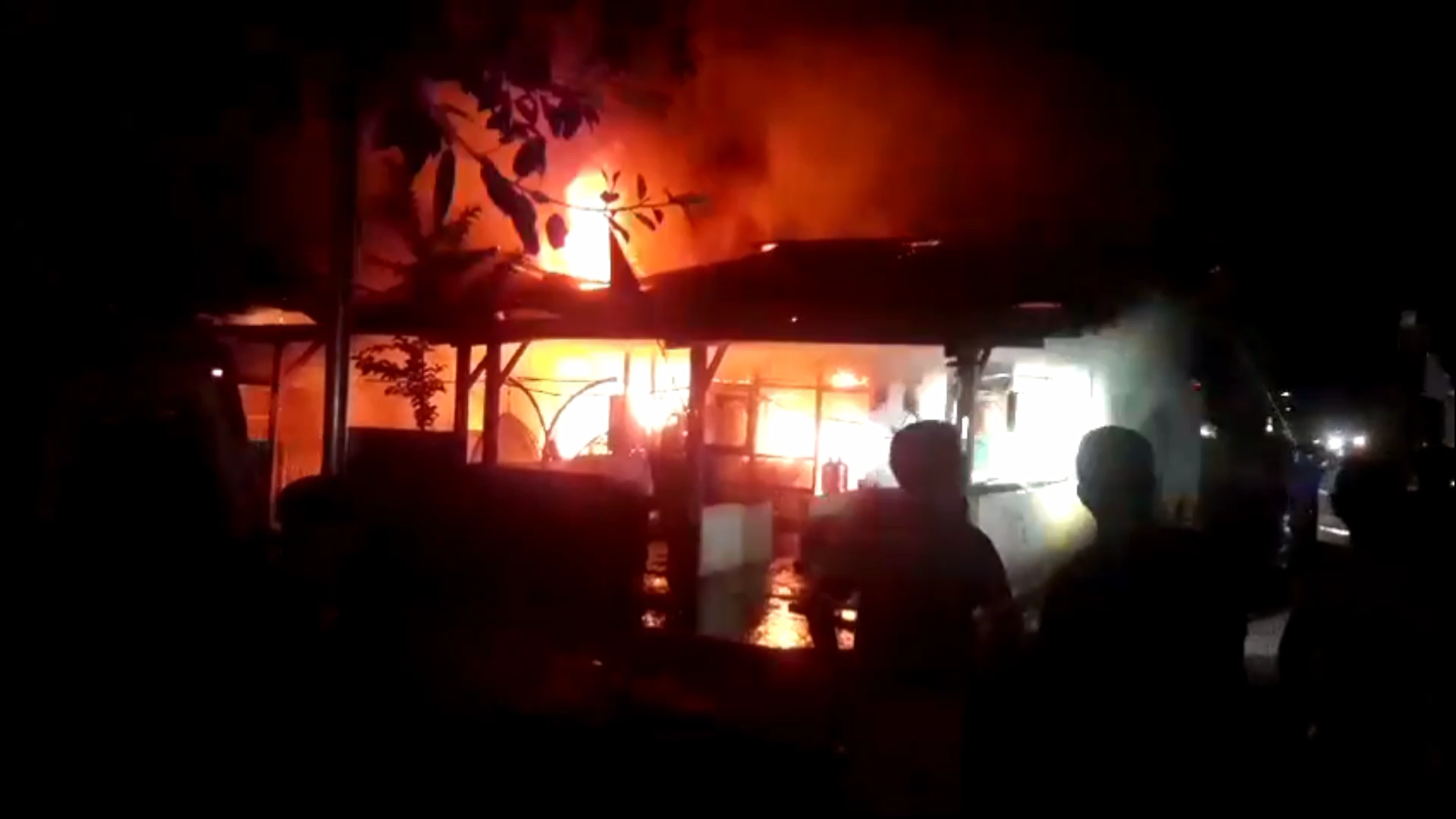 9 Rumah Dinas Polisi di Bima Ludes Terbakar