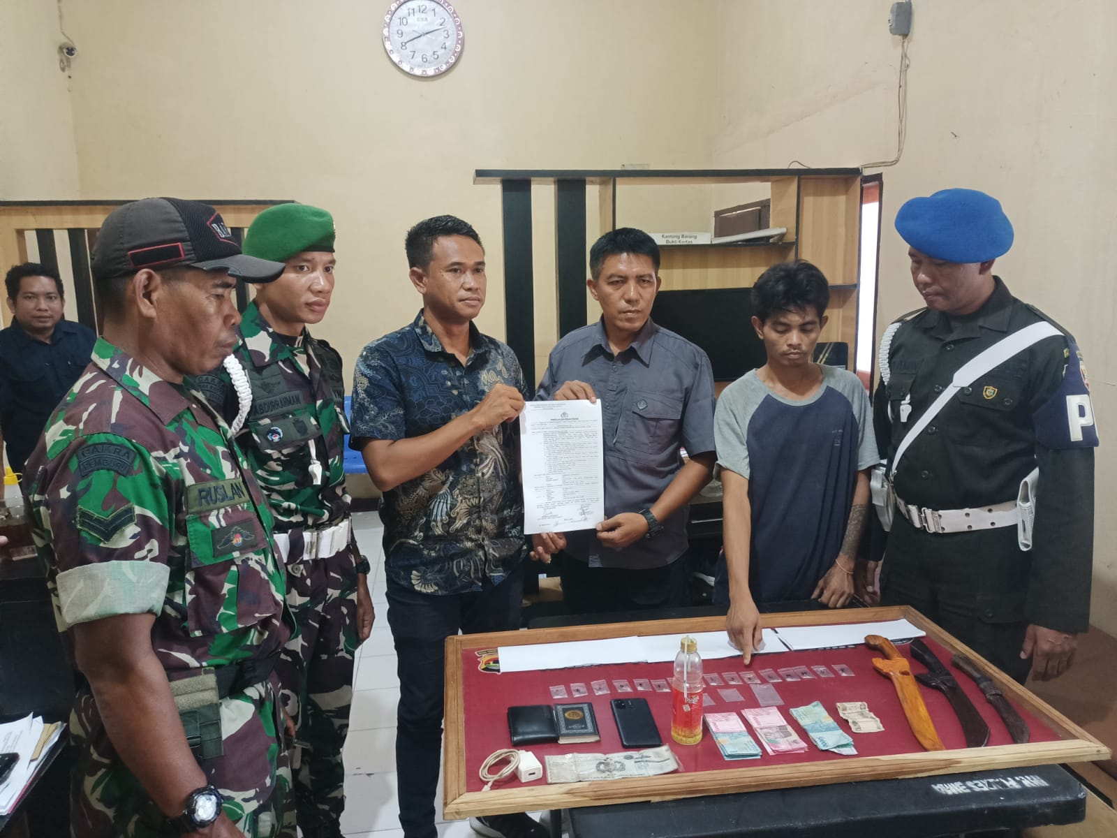 https://jurnalekbis.com/2025/01/08/kodim-1608-bima-gerebek-pengedar-sabu-di-desa-keli/