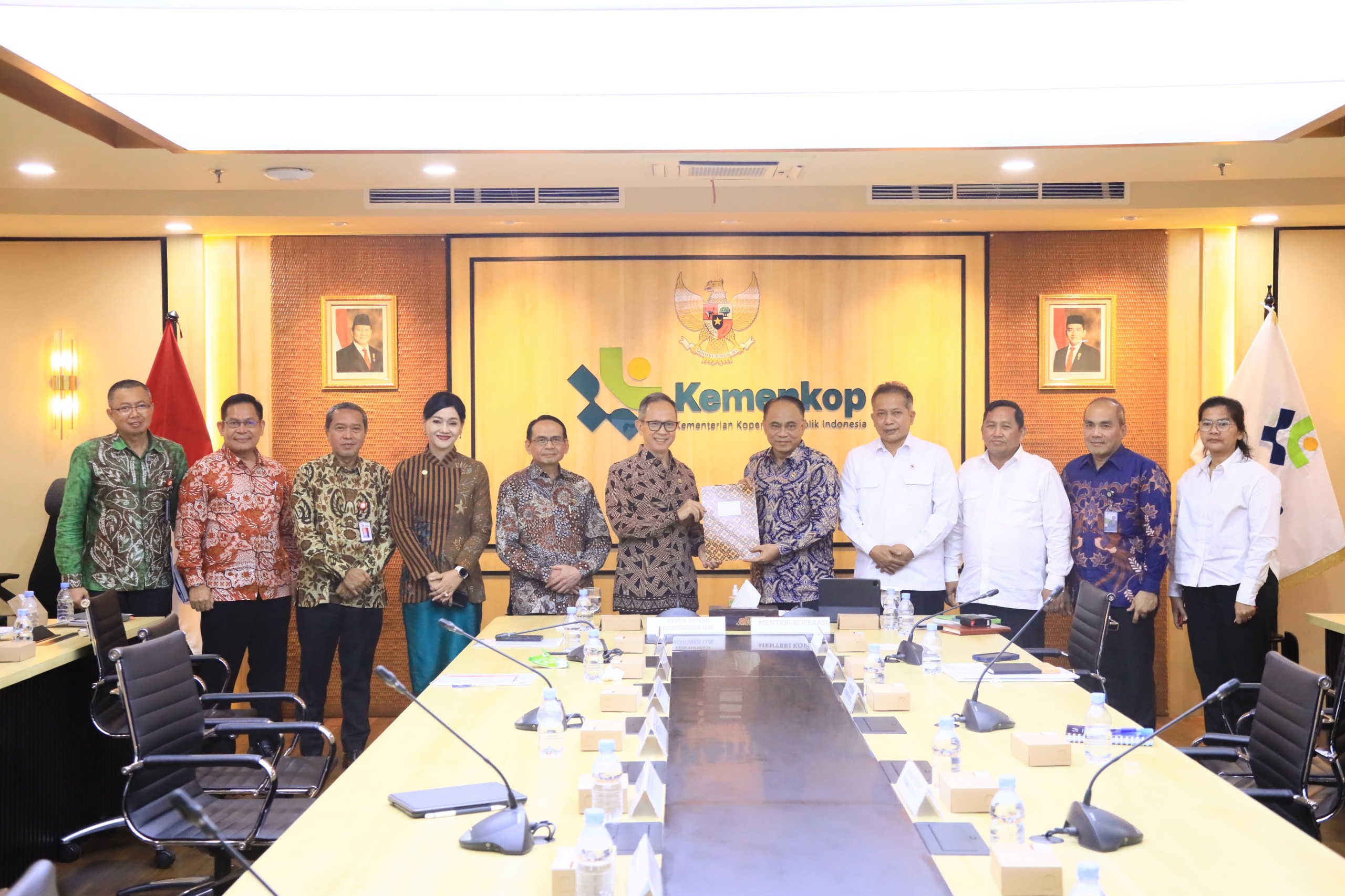 Kemenkop Serahkan Daftar Koperasi Keuangan ke OJK