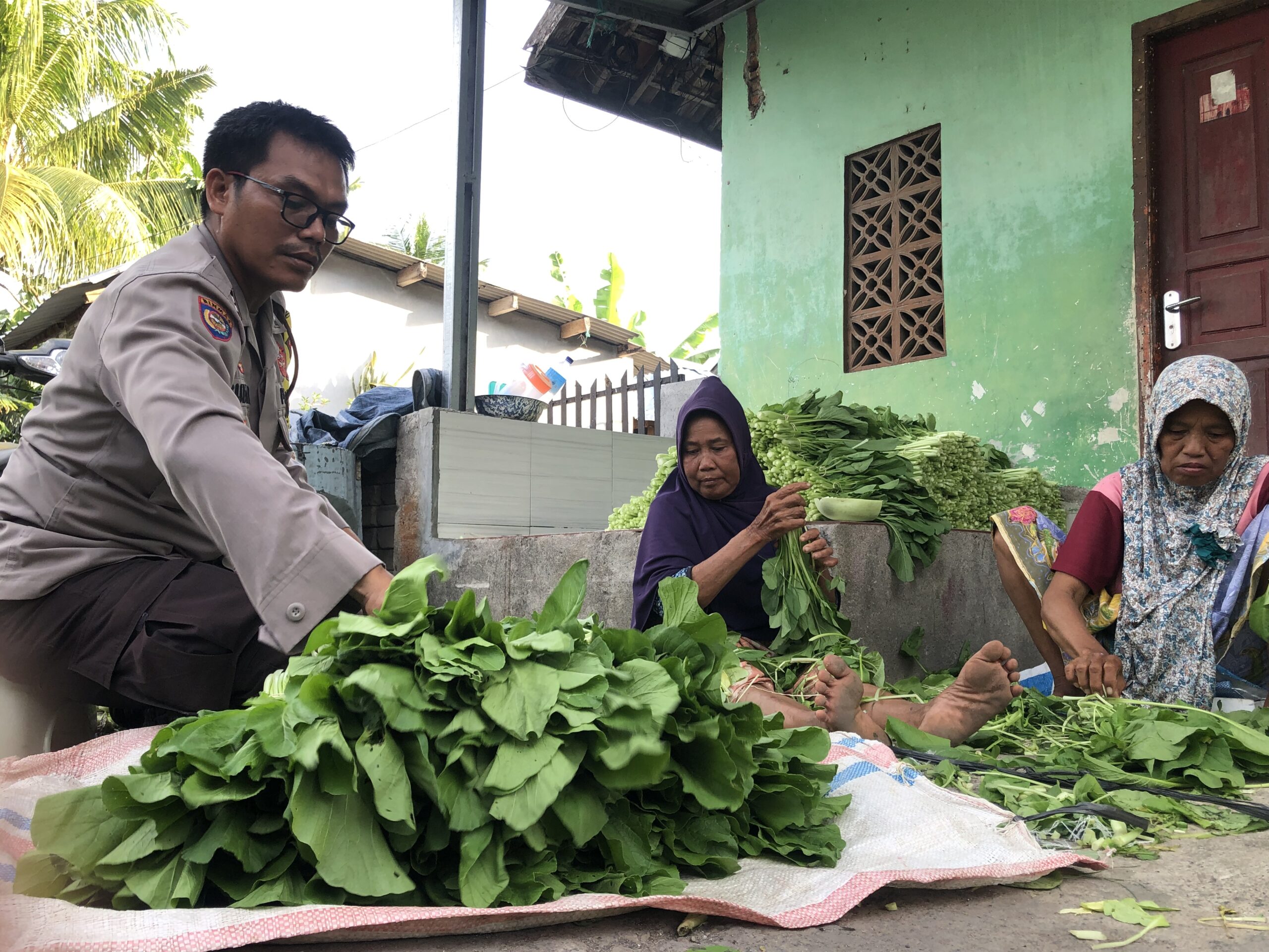 Inspiratif! Aiptu Suryawan, Bhabinkamtibmas yang Mengangkat Ekonomi Warga