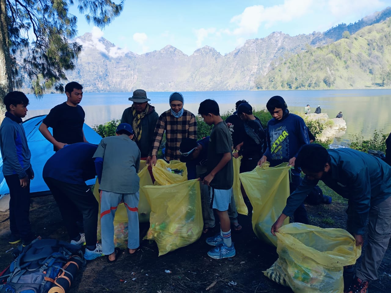 Peduli Lingkungan, PWI Lombok Utara Gelar Aksi Clean Up di Gunung Rinjani