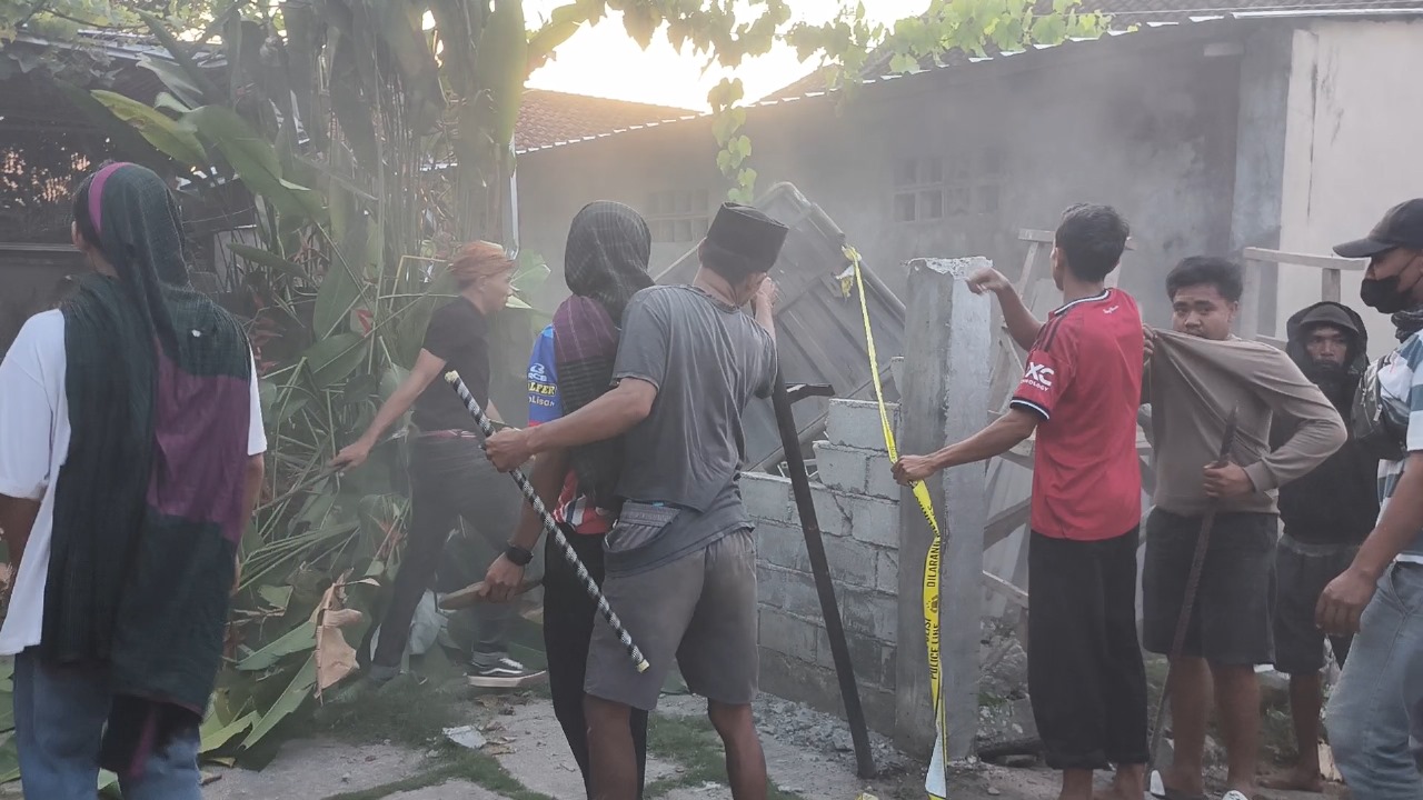 Massa Keluarga Brigadir Esco Mengamuk, Dua Rumah Dirusak di Lembar Gara-Gara 8 Saksi Belum Ditahan
