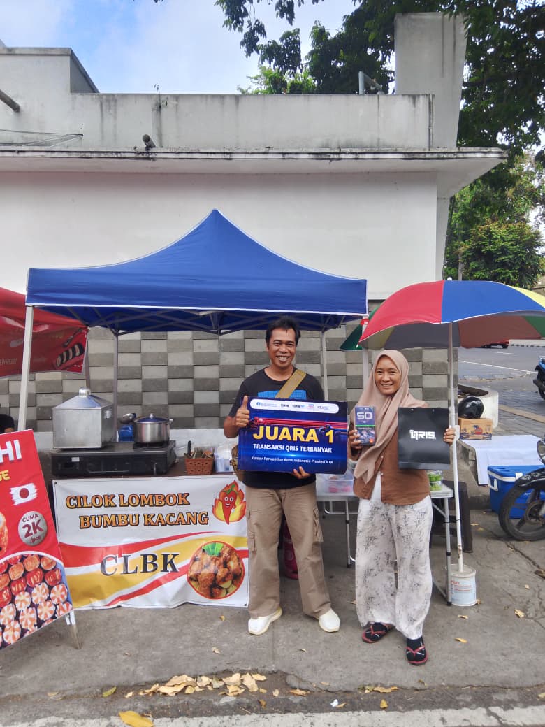 Pedagang Ini Raih Juara Transaksi QRIS Terbanyak: “Sangat Membantu, Tak Perlu Repot Uang Kecil!”