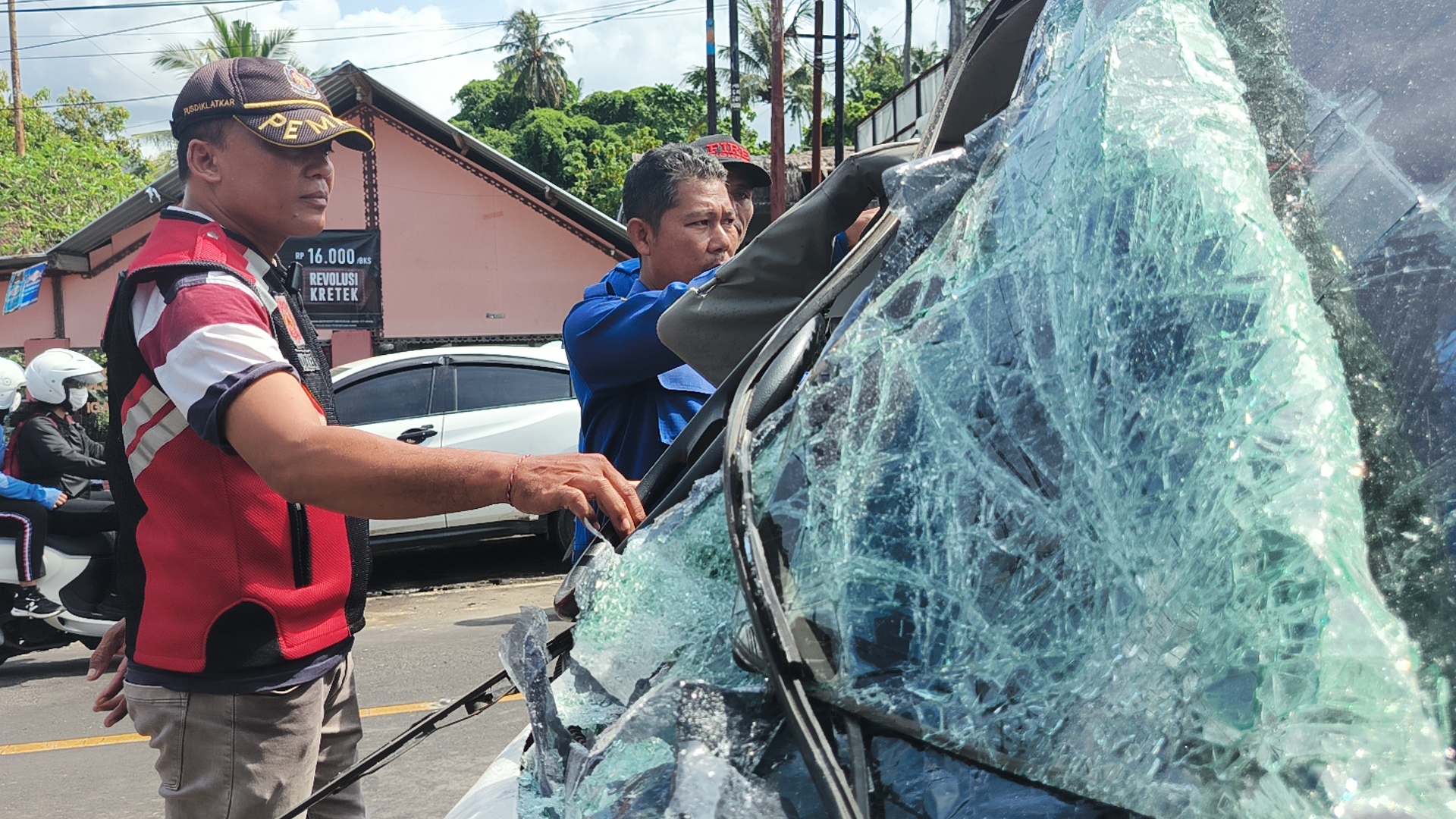 Tabrakan Keras di Jalan Senggigi, Damkar Evakuasi Sopir Minibus