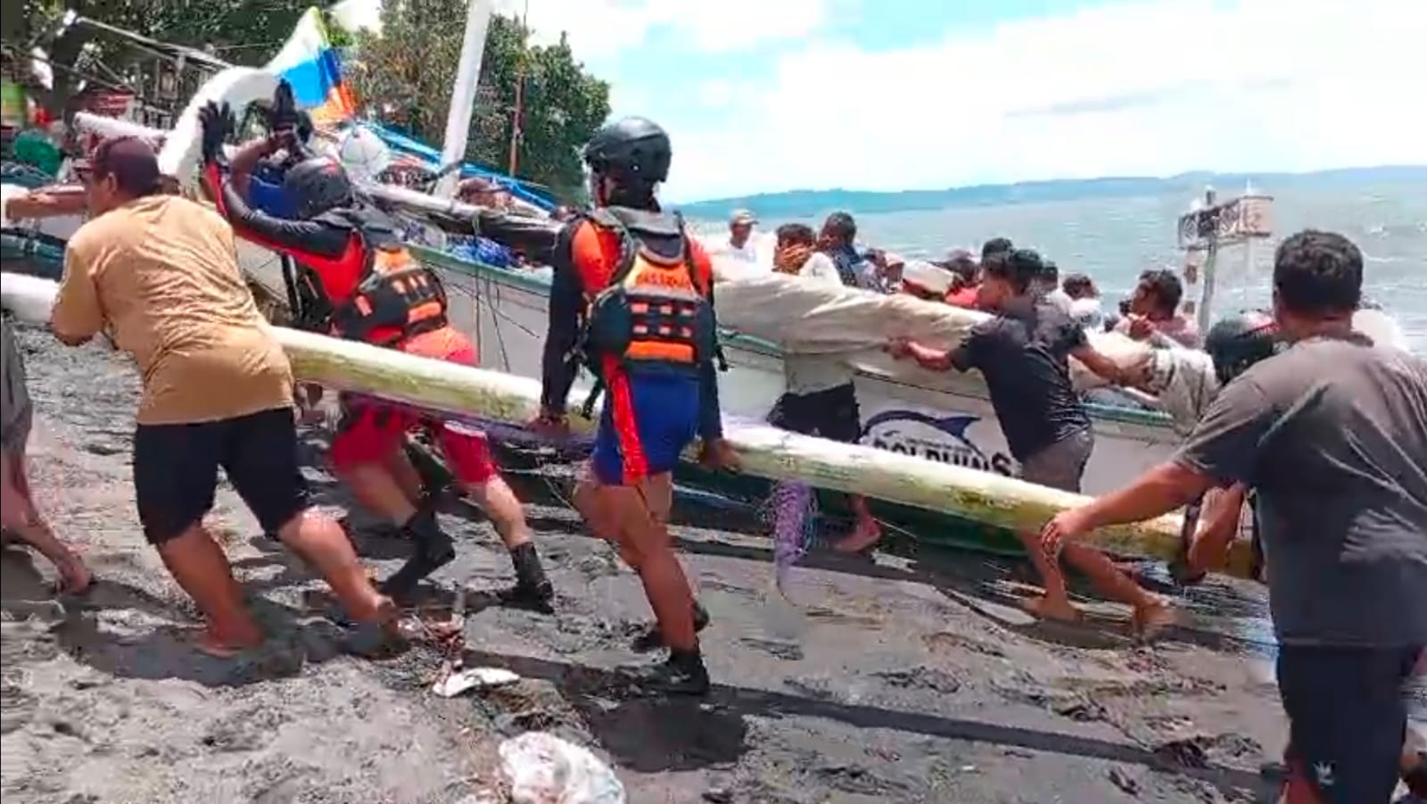 Tim SAR Gabungan Berhasil Selamatkan Nelayan yang Pingsan di Tengah Laut
