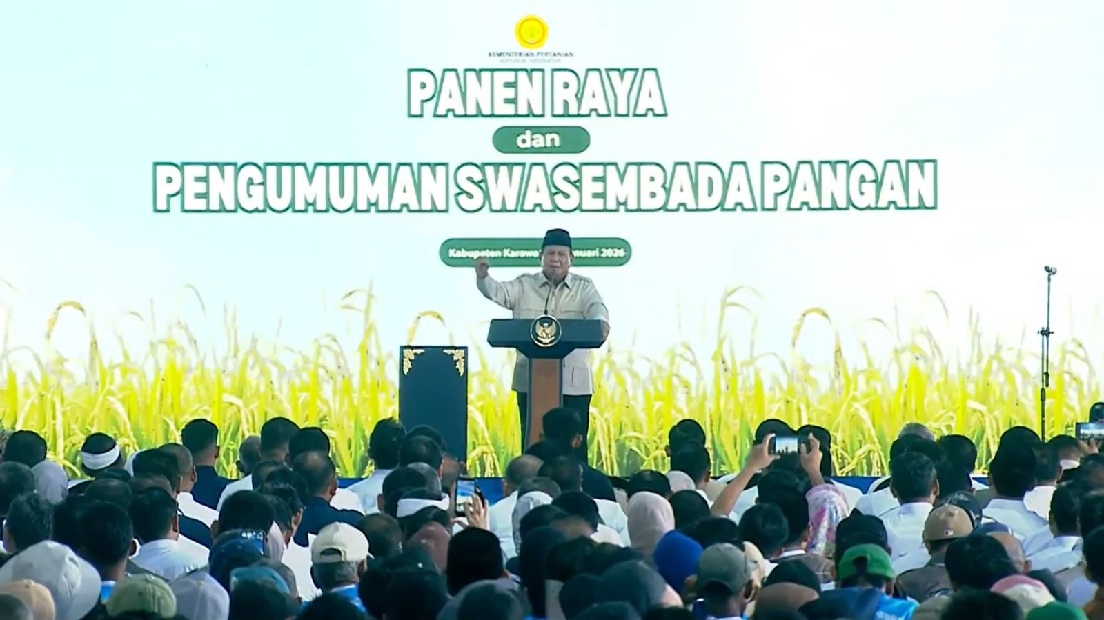 Lombok Barat – Presiden Republik Indonesia Prabowo Subianto secara resmi mengumumkan kembalinya Indonesia sebagai negara swasembada pangan. Pengumuman tersebut disampaikan secara virtual dari Panen Raya Nasional Serentak yang dipusatkan di Desa Banyu Urip, Kecamatan Gerung, Kabupaten Lombok Barat, Nusa Tenggara Barat (NTB), Rabu (7/1/2026). Panen raya ini berlangsung serentak di 14 provinsi dan menjadi simbol kebangkitan sektor pertanian nasional. Di Lombok Barat, kegiatan dipusatkan di Gapoktan Berkah Subur, Dusun Sambik Rantik, dan dihadiri langsung oleh Gubernur NTB Lalu Muhamad Iqbal, Wakil Bupati Lombok Barat Hj. Nurul Adha, serta sekitar 5.000 petani dan penyuluh pertanian. Sementara itu, lebih dari dua juta petani dari seluruh Indonesia mengikuti kegiatan tersebut secara daring, dengan titik nasional berada di Kecamatan Cilebar, Karawang, Jawa Barat. Dalam sambutannya, Presiden Prabowo menegaskan bahwa capaian swasembada pangan bukanlah agenda seremonial, melainkan hasil kerja kolektif yang dimulai dari desa. “Hari ini kita umumkan secara resmi bahwa Indonesia kembali menjadi bangsa yang berdaulat pangan. Ini bukti bahwa bangsa Indonesia mampu berdiri di atas kaki sendiri,” kata Prabowo. Data Badan Pusat Statistik (BPS) menunjukkan hingga Desember 2025 produksi beras nasional mencapai 34,71 juta ton. Angka tersebut mencatatkan surplus sekitar 4 juta ton dibandingkan kebutuhan nasional. Sepanjang 2025, Indonesia tidak melakukan impor beras konsumsi maupun jagung pakan. Organisasi Pangan Dunia (FAO) bahkan memproyeksikan produksi beras Indonesia mencapai 35,6 juta ton, sementara Departemen Pertanian Amerika Serikat (USDA) menempatkan Indonesia sebagai salah satu negara dengan peningkatan produksi tertinggi di Asia Tenggara. Presiden juga menyoroti kebijakan strategis pemerintah, salah satunya kenaikan Harga Pembelian Pemerintah (HPP) gabah dari Rp5.500 menjadi Rp6.500 per kilogram. Kebijakan tanpa syarat ini disebut sebagai yang tertinggi sepanjang sejarah dan berdampak langsung pada kesejahteraan petani. Hal itu tercermin dari Nilai Tukar Petani (NTP) nasional yang pada Desember 2025 mencapai 125,35. Selain itu, cadangan beras pemerintah di Bulog mencetak rekor tertinggi dengan stok mencapai 3,39 juta ton dan sempat menembus 4,2 juta ton. Kondisi ini memungkinkan pemerintah menjaga stabilitas harga sekaligus menekan praktik mafia pangan. Menteri Pertanian Andi Amran Sulaiman menyebut keberhasilan tersebut dicapai melalui kebijakan tegas. Ia mengungkapkan lebih dari 2.300 izin usaha pangan dicabut, 76 tersangka diproses hukum, dan 92 pejabat dicopot sebagai bagian dari penataan sektor pangan atas arahan langsung Presiden. Di daerah, Gubernur NTB Lalu Muhamad Iqbal menyampaikan bahwa program pro-petani mulai menunjukkan hasil. Nilai Tukar Petani NTB pada 2024 mencapai 123 dan diproyeksikan meningkat menjadi 128 pada 2025 serta 131 pada 2026. Peningkatan ini didorong oleh penurunan biaya produksi, perbaikan irigasi, ketersediaan pupuk, serta optimalisasi lahan pertanian. Sementara itu, Kepala Desa Banyu Urip Selamet Haryadi menekankan pentingnya pengelolaan irigasi sebagai kunci keberlanjutan pertanian. Wakil Bupati Lombok Barat Hj. Nurul Adha menambahkan bahwa sektor pertanian kini mulai mendorong peningkatan pendapatan petani dan menekan angka kemiskinan di desa. Presiden Prabowo menegaskan, ke depan pemerintah akan fokus pada hilirisasi pertanian untuk membuka jutaan lapangan kerja baru. Ia juga menyebut Indonesia telah mengirim 10 ribu ton beras ke Palestina sebagai bentuk solidaritas kemanusiaan. “Indonesia sekarang memberi, bukan lagi meminta,” ujar Prabowo.