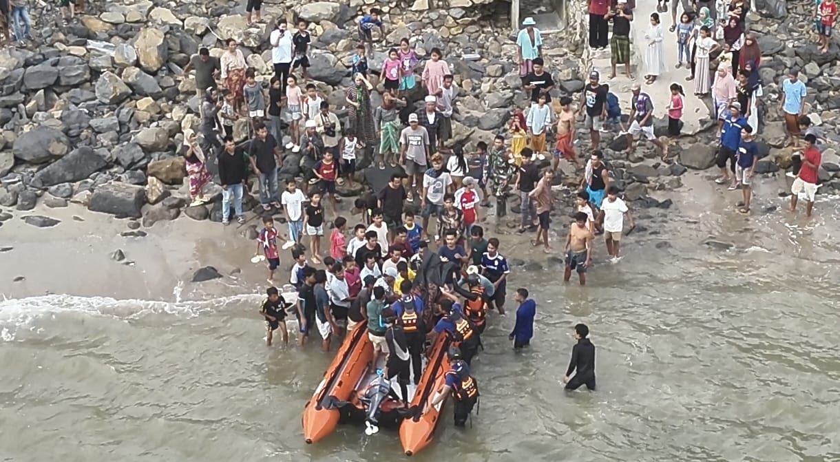 Mataram – Operasi pencarian dan pertolongan (SAR) terhadap seorang pemancing yang dilaporkan hilang di perairan Teluk Sepi, Desa Buwun Mas, Kecamatan Sekotong, Lombok Barat, berakhir duka. Korban bernama Slamat (50), warga Dusun Lemer, ditemukan dalam kondisi meninggal dunia pada Kamis sore (8/1/2026). Korban sebelumnya dilaporkan tidak kembali setelah pergi memancing sejak Rabu pagi (7/1) sekitar pukul 06.00 WITA. Hingga Kamis siang, Slamat tak kunjung pulang, sehingga menimbulkan kekhawatiran warga setempat. Kecurigaan semakin kuat setelah sepeda motor milik korban diketahui masih terparkir di rumah salah seorang warga di sekitar lokasi keberangkatannya memancing. Mendapat laporan tersebut, Kantor SAR Mataram langsung bergerak cepat dengan mengerahkan tim rescue ke lokasi kejadian. Kepala Kantor SAR Mataram, Muhamad Hariyadi, mengatakan pihaknya menerima informasi awal dari Polsek Sekotong terkait dugaan orang hilang di perairan Teluk Sepi. “Setelah menerima laporan, kami langsung memberangkatkan tim rescue menggunakan rescue car yang dilengkapi peralatan SAR air serta perlengkapan medis untuk melakukan pencarian di lokasi,” ujar Hariyadi, Kamis (8/1). Pencarian dilakukan dengan menyisir area perairan dan pesisir Teluk Sepi. Operasi SAR ini melibatkan tim gabungan yang terdiri dari personel Kantor SAR Mataram, Polsek Sekotong, Bhabinkamtibmas, Babinsa Desa Buwun Mas, serta dibantu oleh warga dan nelayan setempat yang mengenal karakteristik perairan di kawasan tersebut. Upaya pencarian sempat menghadapi tantangan, mengingat kondisi perairan yang cukup terbuka dan aktivitas nelayan yang masih berlangsung. Meski demikian, koordinasi antar unsur berjalan lancar demi mempercepat proses pencarian korban. Sekitar pukul 15.45 WITA, titik terang akhirnya diperoleh. Kantor SAR Mataram menerima informasi bahwa warga dan nelayan setempat menemukan sesosok tubuh di sekitar lokasi korban biasa memancing. Setelah dipastikan, jasad tersebut diketahui adalah Slamat. “Begitu menerima informasi penemuan korban, tim SAR gabungan langsung bergerak menuju lokasi menggunakan perahu karet. Korban kemudian dievakuasi ke pinggir pantai,” jelas Hariyadi. Saat dievakuasi, korban sudah dalam kondisi meninggal dunia. Setelah proses evakuasi selesai, jenazah Slamat langsung diserahkan kepada pihak keluarga untuk selanjutnya dilakukan penanganan lebih lanjut. Dengan ditemukannya korban, operasi SAR di perairan Teluk Sepi secara resmi dinyatakan ditutup. Seluruh unsur yang terlibat kemudian kembali ke kesatuan masing-masing. Kantor SAR Mataram mengimbau masyarakat, khususnya para nelayan dan pemancing, agar selalu mengutamakan keselamatan saat beraktivitas di laut. Pemeriksaan kondisi cuaca, penggunaan alat keselamatan, serta pemberitahuan kepada keluarga atau warga sekitar sebelum melaut dinilai penting untuk meminimalkan risiko kecelakaan. Peristiwa ini menambah daftar kecelakaan laut yang melibatkan aktivitas memancing di wilayah perairan Lombok Barat, sekaligus menjadi pengingat akan pentingnya kewaspadaan dalam setiap aktivitas di laut.