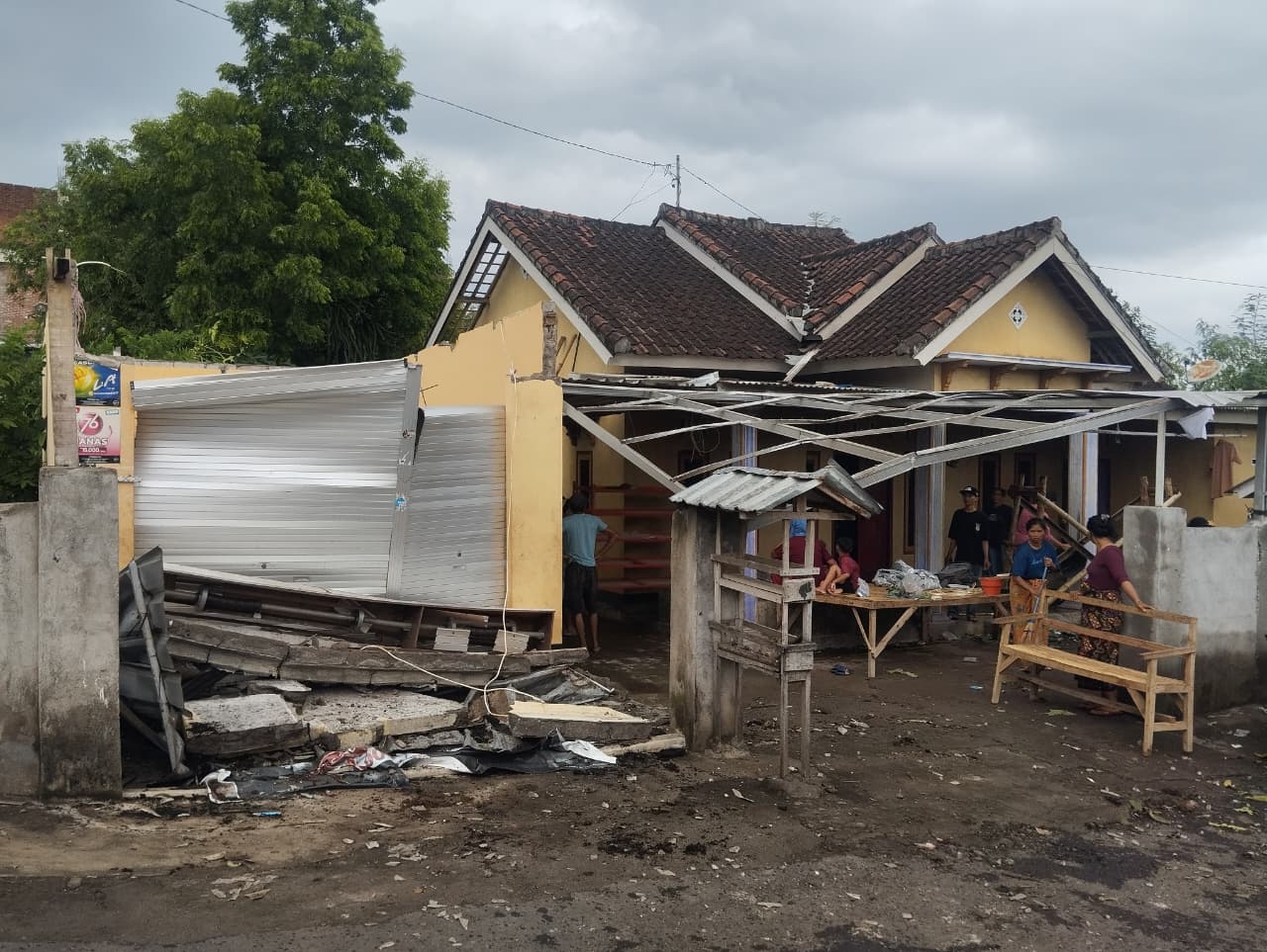 Puting Beliung Datang Tiba-tiba, Warga Desa Menceh Luka dan Rumah Rusak