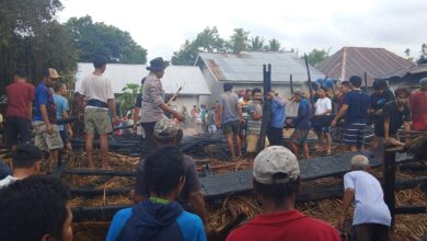 Kebakaran di Bayan, Warga dan Aparat Bahu-Membahu Padamkan Api