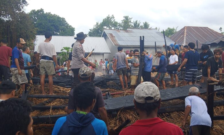 Kebakaran di Bayan, Warga dan Aparat Bahu-Membahu Padamkan Api