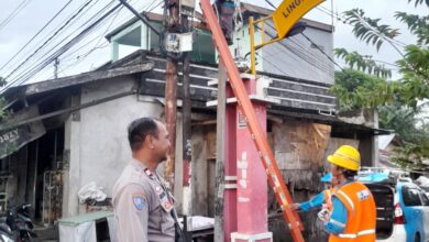 Kabel Tiang Listrik Terbakar di Petemon, Polisi dan PLN Sigap Amankan Lokasi