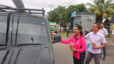 Semangat Berbagi di Bulan Suci, Polres Lombok Utara Bagikan Ratusan Takjil kepada Pengguna Jalan