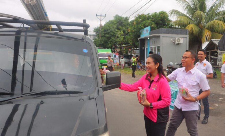 Semangat Berbagi di Bulan Suci, Polres Lombok Utara Bagikan Ratusan Takjil kepada Pengguna Jalan