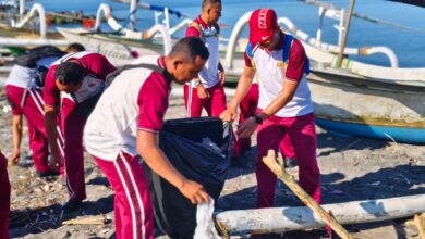 Pantai Tanjung Karang Jadi Sasaran Kegiatan Bersih Pantai Ditpolairud Polda NTB