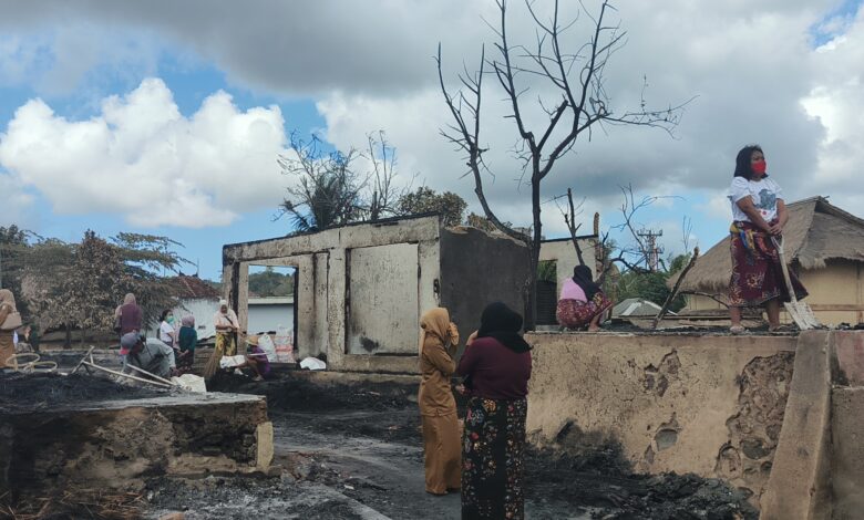 Warga Sade Mengais Puing Kebakaran, Berharap Harta yang Hilang Kembali